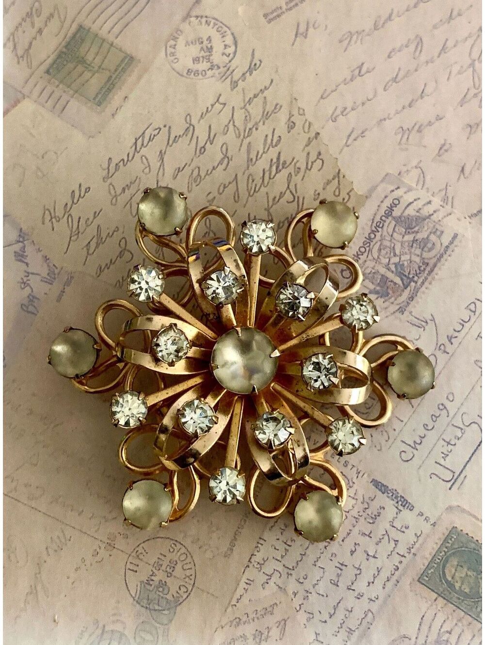 Elegant Gold-Tone Rhinestone and Faux Pearl Brooch Pin